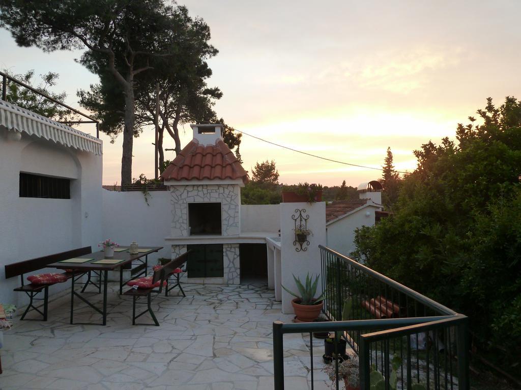 Apartment Vanda Splitska Exterior photo